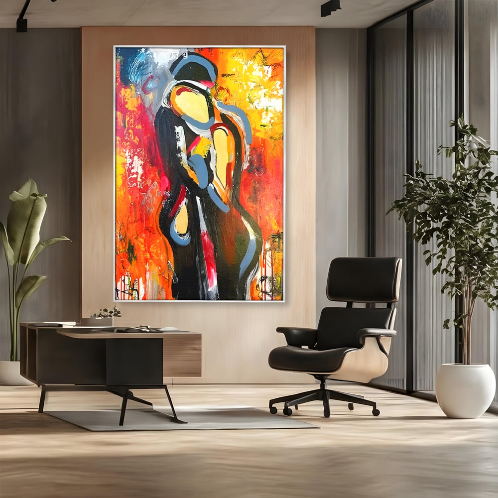 Tablou canvas cu pictura abstracta cu un cuplu imbratisat, in rama de aluminiu argintiu, pe perete intr-un birou
